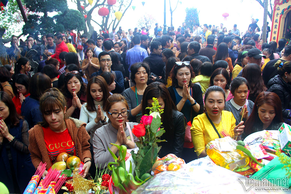 Vàng mã đốt nghi ngút, tiền lẻ rải kín phủ Tây Hồ rằm tháng Giêng